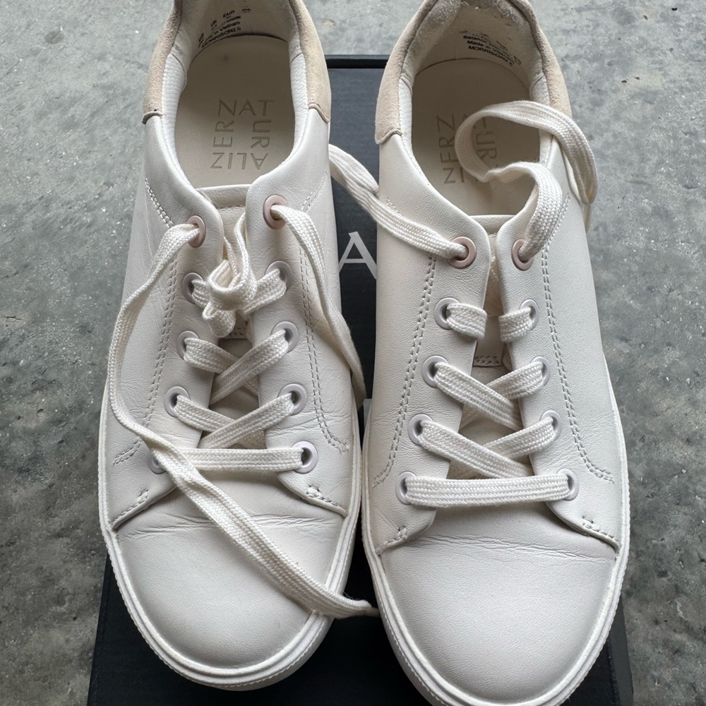 Naturalizer Women's Cream Lace-Up Sneakers